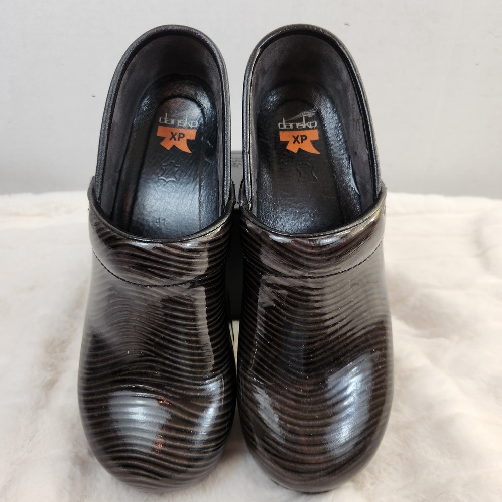 Dansko XP Pro Clogs Womens 41 Black Brown Patent Leather Striped Slip Resistant